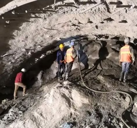 南山隧道拱顶带模注浆料，微膨胀注浆料的特点及施工工艺